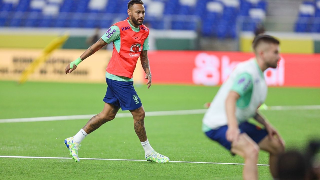 Com Neymar, Diniz orienta o primeiro treino com bola da seleção brasileira em Cuiabá