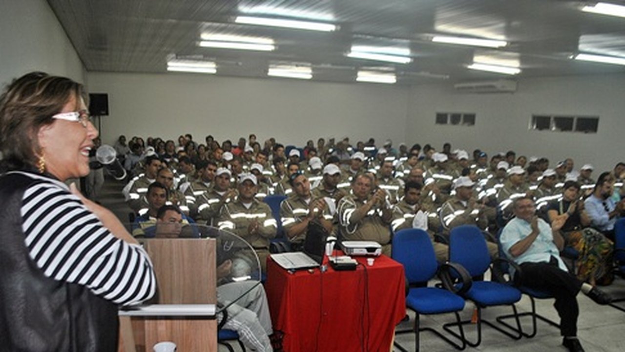 A prefeita Célia Rocha entrega novo uniforme aos agentes de trânsito de Arapiraca