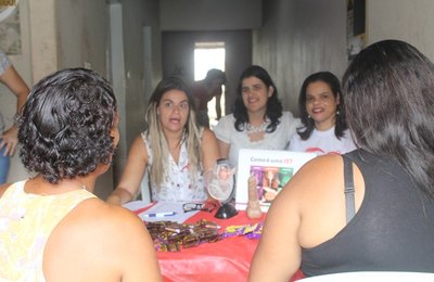 Saúde de Arapiraca leva campanha Dezembro Vermelho para profissionais e frequentadores da Rua 16 de Agosto