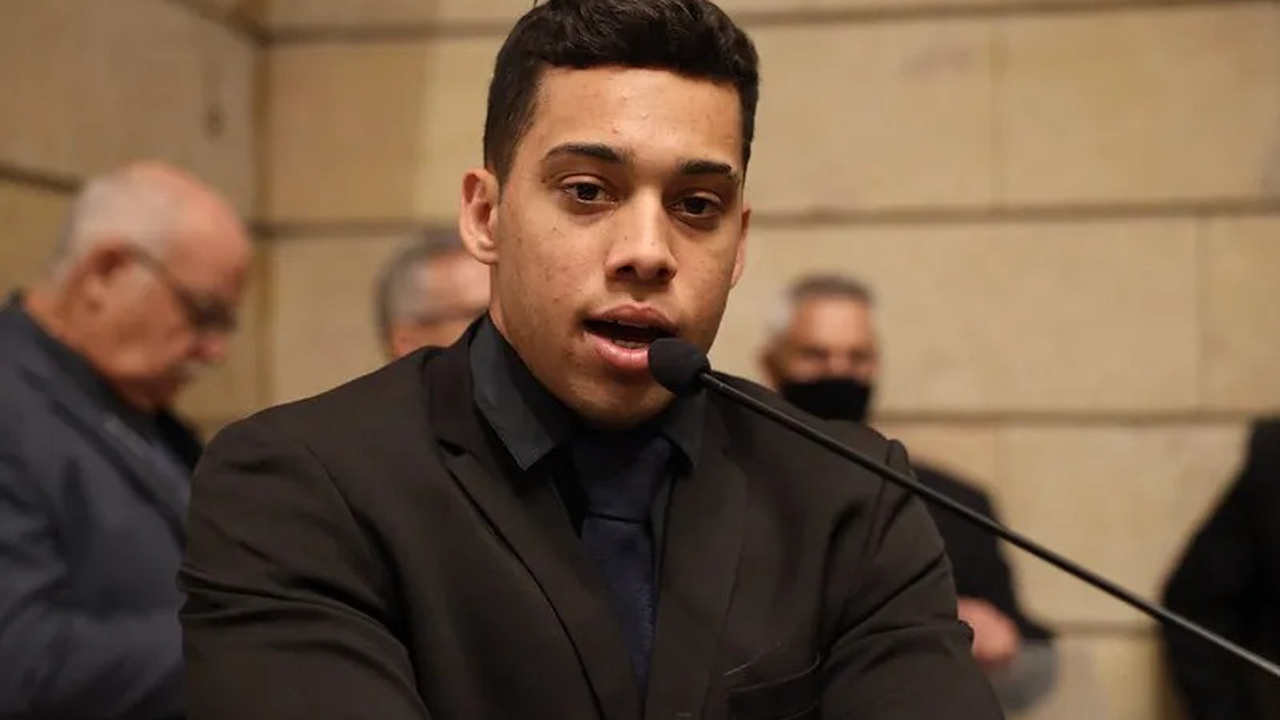 Com prisão decretada por acusação de mais um estupro, Monteiro se entrega no Rio