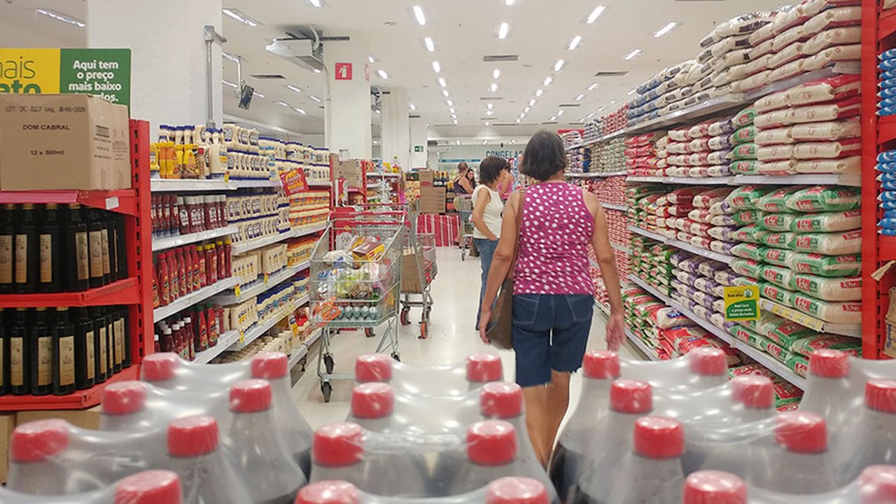 Valor da cesta básica deve seguir ‘pressionando’ as famílias, prevê economista
