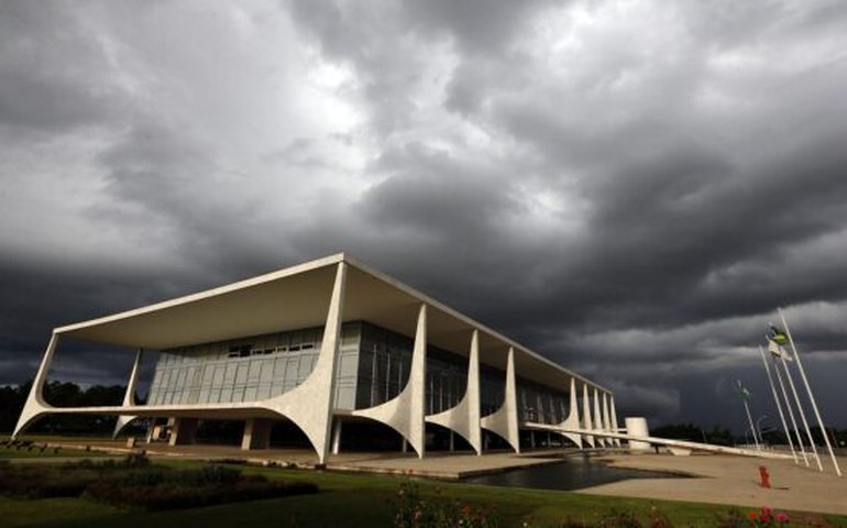 Governo avalia cortar quase R$ 5 bi em despesas para cumprir o teto de gastos