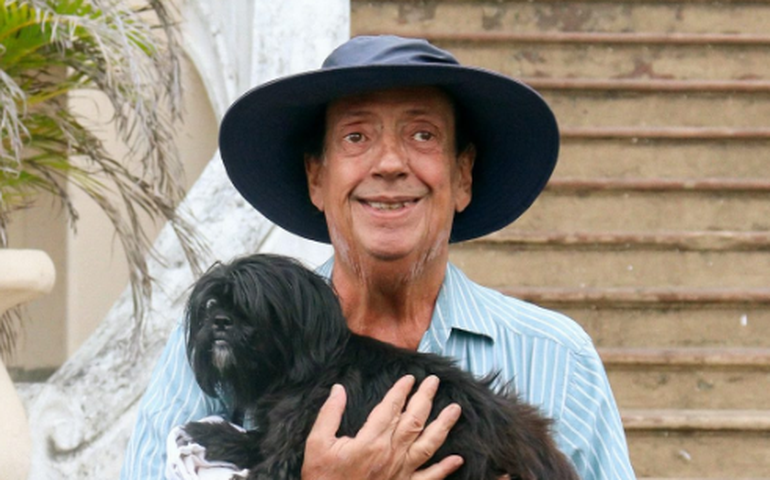 Marcos Oliveira se emociona ao receber casa no Retiro dos Artistas doada por Marieta Severo