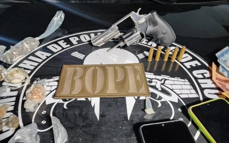 Bope apreende arma de fogo e drogas durante abordagem em Riacho Doce