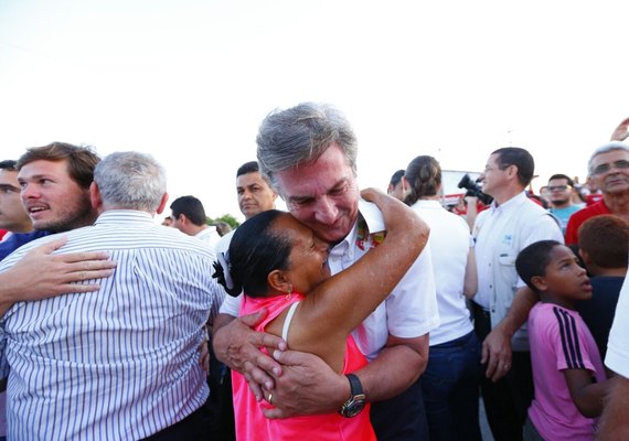 Com o povo nas ruas, Murici abraça reeleição de Fernando Collor ao Senado