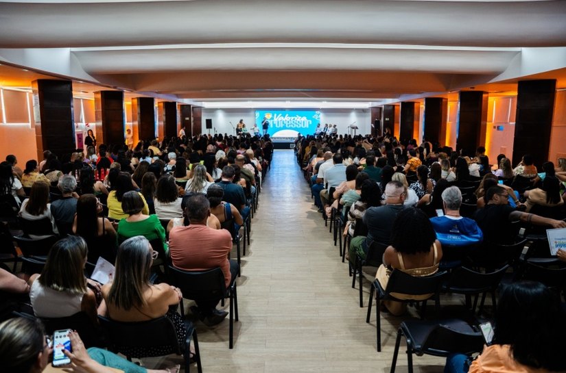 Missão de vida: Centenas de professores da rede pública municipal participam de evento comemorativo ao Dia do Professor