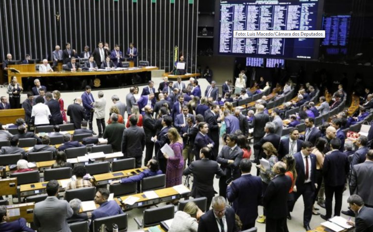 Deputados aprovam pensão mensal de um salário mínimo para crianças com microcefalia
