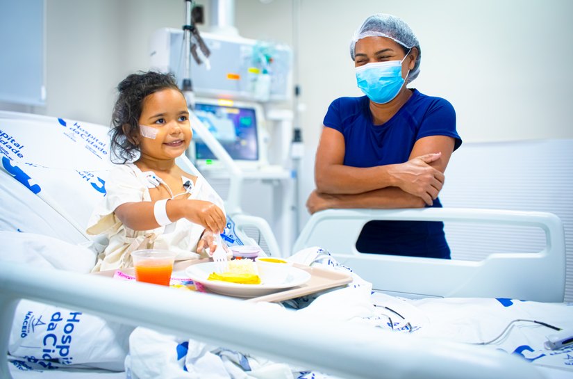 UTI pediátrica do Hospital da Cidade transforma rotina hospitalar em celebração na Semana da Criança