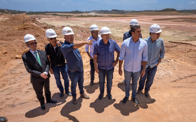 Governador Fábio Bitencourt visita obras do aeroporto de Maragogi