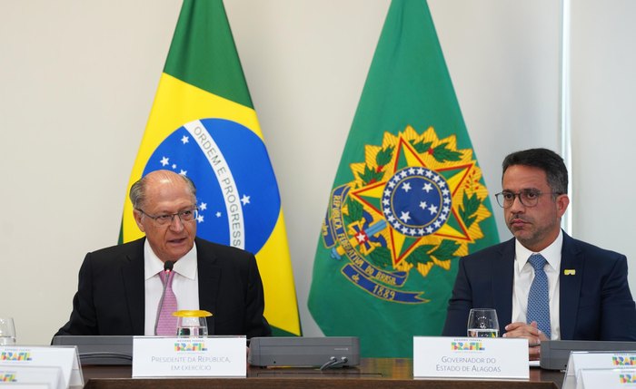 Renan Calheiros e os deputados federais Rafael Brito e Paulão também estavam presentes