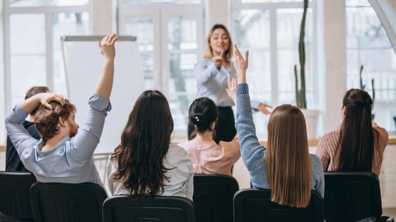 Qual a importância do treinamento, reciclagem e atualização dos funcionários?