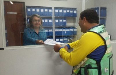 SMTT de Arapiraca orienta mototaxistas para inspeção veicular de motocicletas