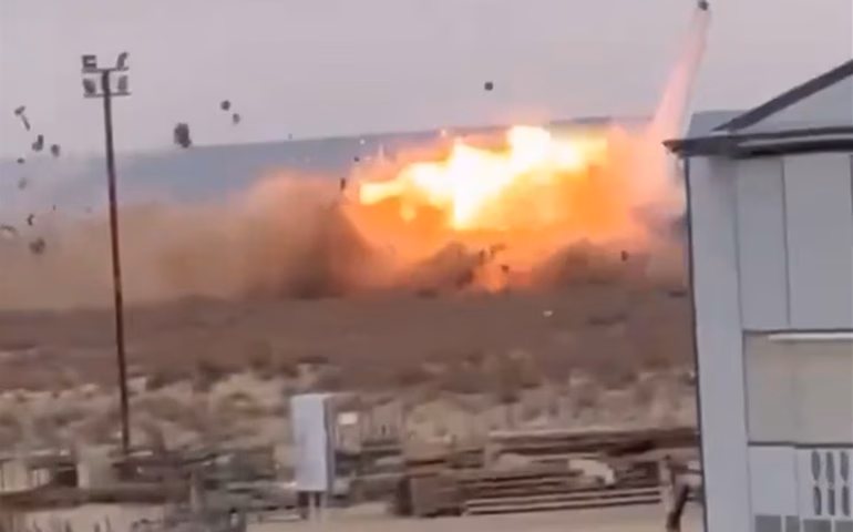 Avião comercial da Azerbaijan Airlines cai no Cazaquistão (VÍDEO)