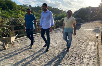Prefeito Arthur Freitas acompanha obras do Minha Cidade Linda em Santana do Mundaú