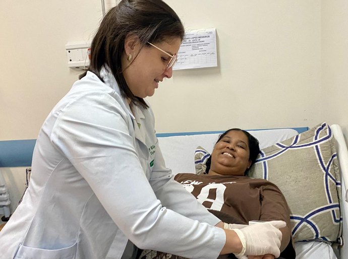 Paciente comemora nova fase após cirurgia urológica no Hospital Metropolitano de Alagoas
