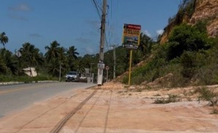 Área usada como estacionamento pode ser afetada por desmoronamento da falésia Área usada como estacionamento pode ser afetada por desmoronamento da falésia