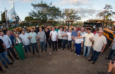 Ao lado de Arthur Lira, Marlan Ferreira entrega tratores e implementos agrícolas a municípios do Conagreste