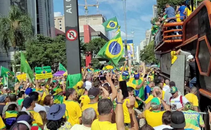 Bolsonaristas pedem impeachment de ministros do STF em ato na capital de SP
