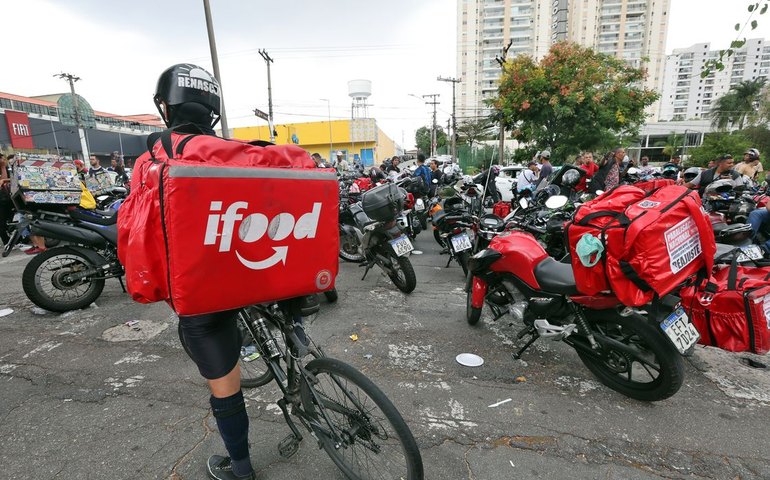 Entregadores mantêm paralisação por melhores condições de trabalho