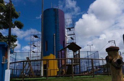 Pintura em caixa d’água no Conjunto Primeiro de Junho destaca campanha Agosto Lilás em ação do Brota na Grota