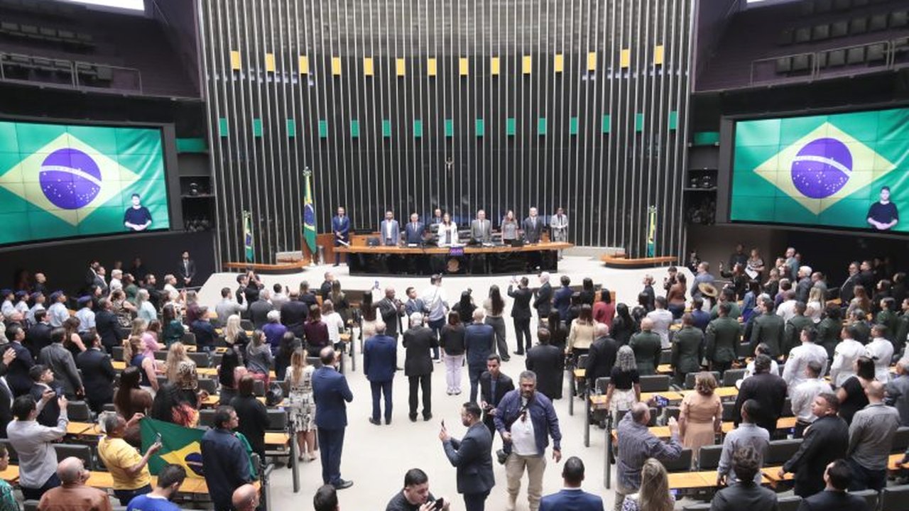 Câmara derruba veto de Lula a projeto que reduz pena de Bolsonaro