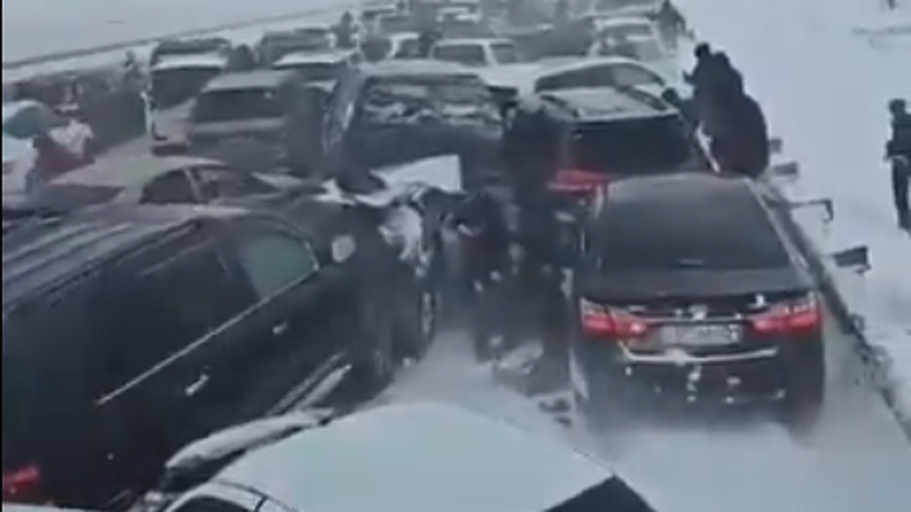 Forte tempestade de neve provoca engavetamento de quase 100 veículos no Cazaquistão