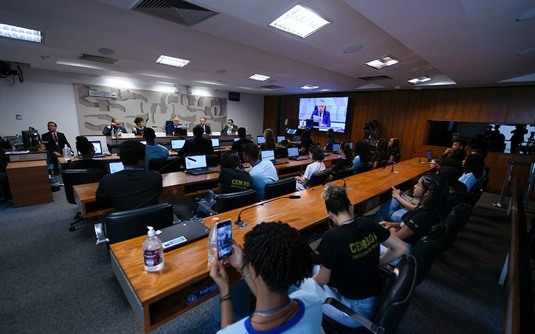 Dados apresentados em audiência da CAS comprovam aumento do vício em celular