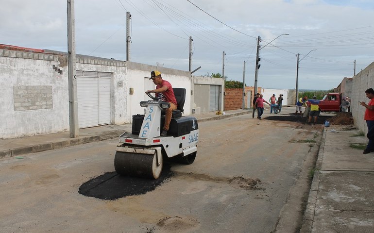 Prefeitura de Penedo realiza operação tapa-buracos no Conjunto Vale do São Francisco