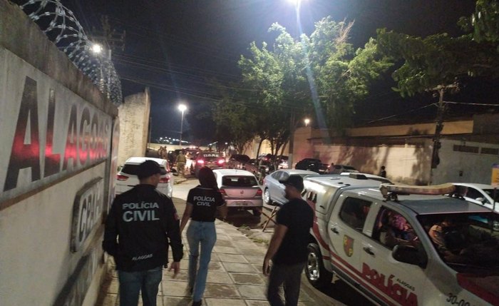 Agentes durante a operação
