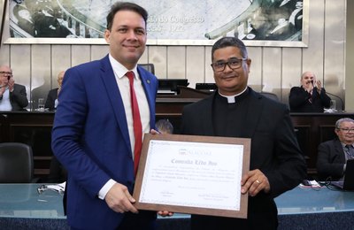 Padre Alex Sandro Rufino é homenageado com a comenda Lêdo Ivo