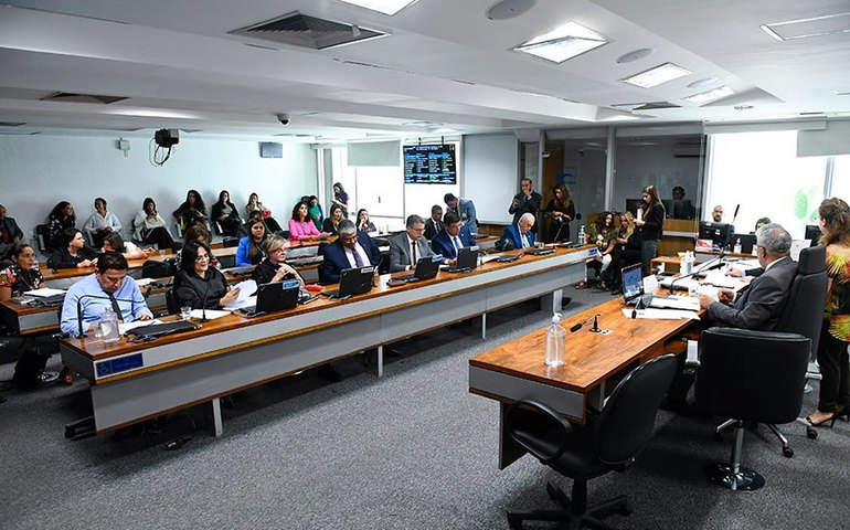 Rejeitada sugestão para banir condenados da política