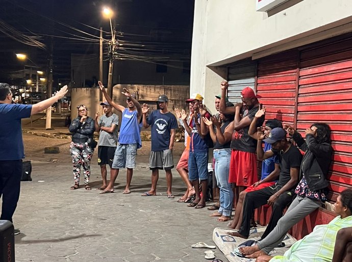 Igreja Fé e Atitude realiza ação social junto a moradores de rua de Maceió