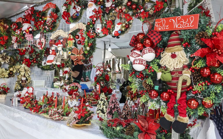 Vermelho toma conta das árvores dos famosos em 2025: tem opção clássica, com ursinhos, maximalista... Veja inspirações!