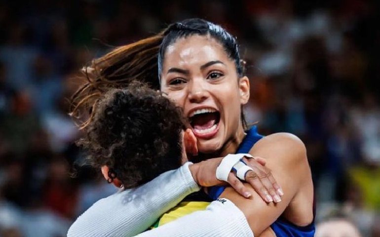 Seleção feminina de vôlei arrasa República Dominicana e vai à semifinal em Paris-2024