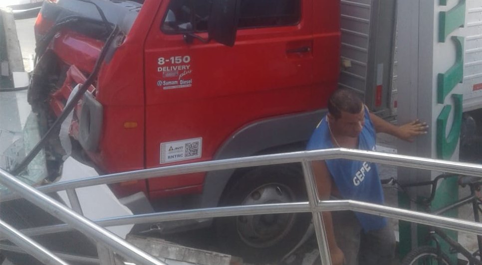 caminhão colide clínica