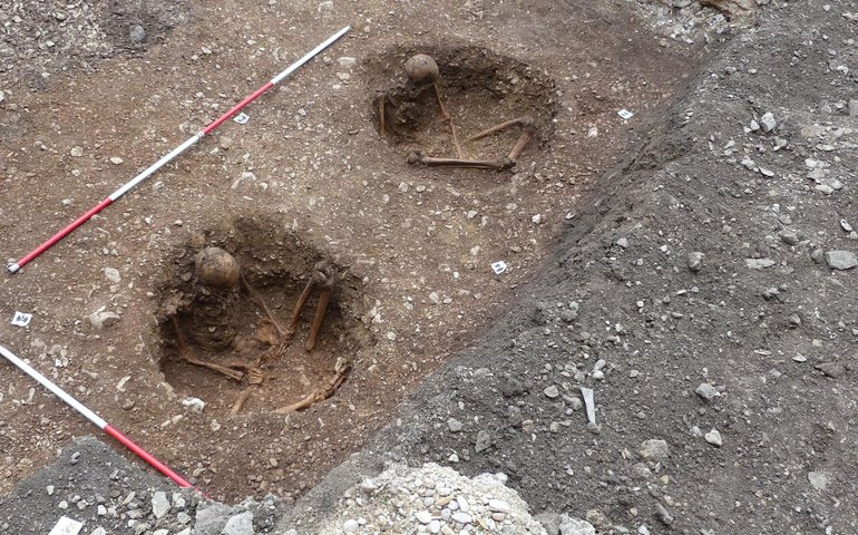 Arqueólogos encontram sepultamentos sentados raros da Idade do Ferro na França (FOTOS)