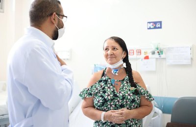 Dona de casa recebe alta do HMA, após passar 119 dias internada para tratar complicações da Covid-19 