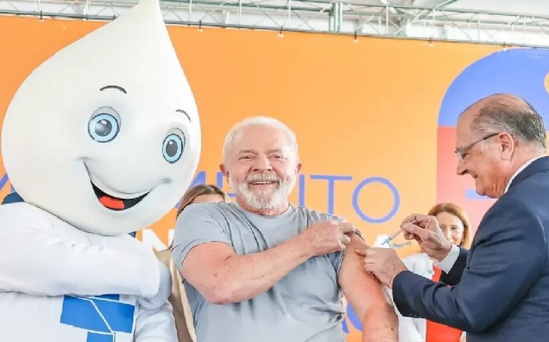 Lula recebe dose de vacina bivalente contra a covid aplicada por Alckmin