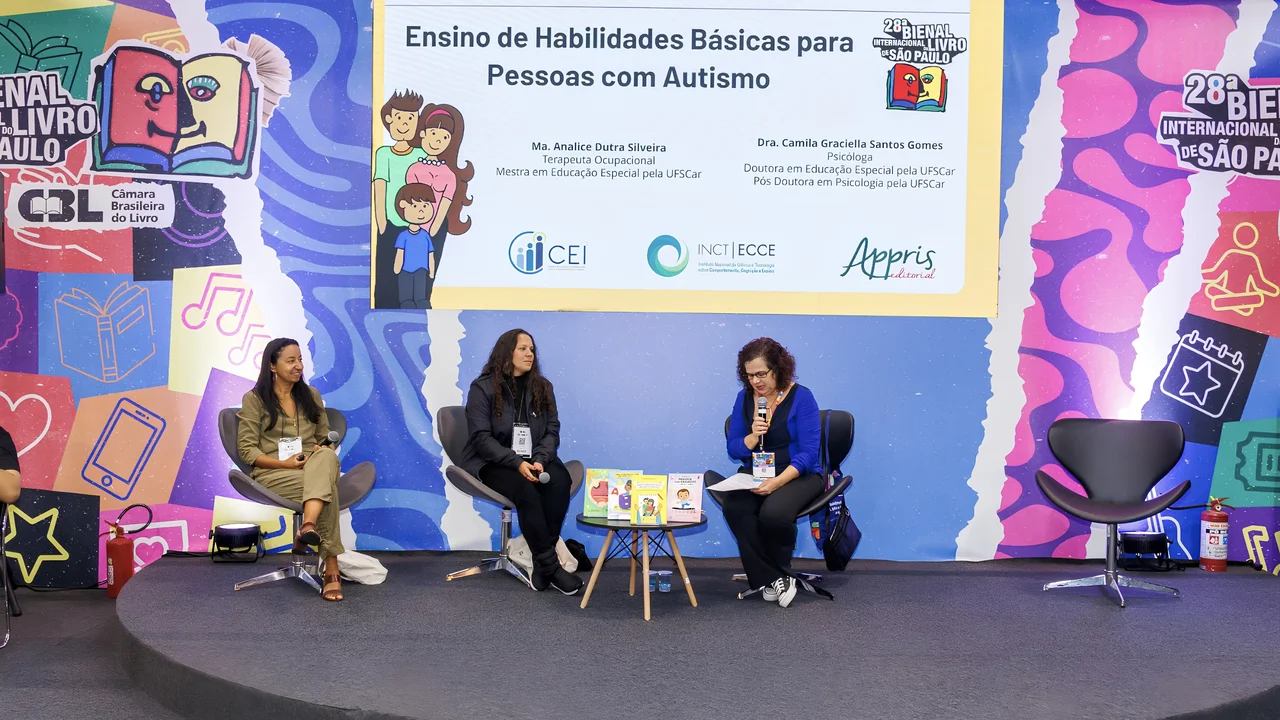 Instituto da UFSCar apresenta manuais sobre como ensinar crianças com autismo, na Bienal do Livro
