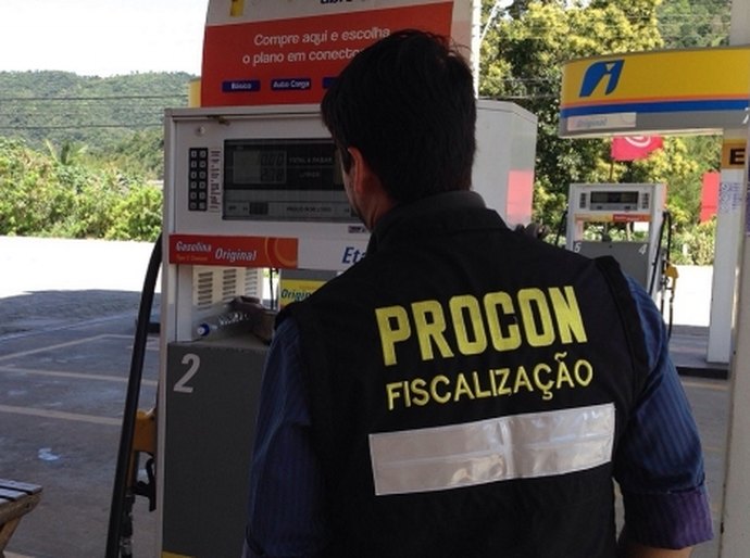 Procon suspende fiscalização em postos de combustível