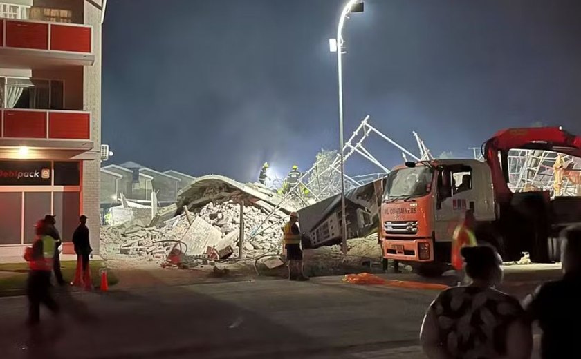 Dezenas de pessoas seguem presas após o desabamento de prédio em construção na África do Sul; cinco morreram