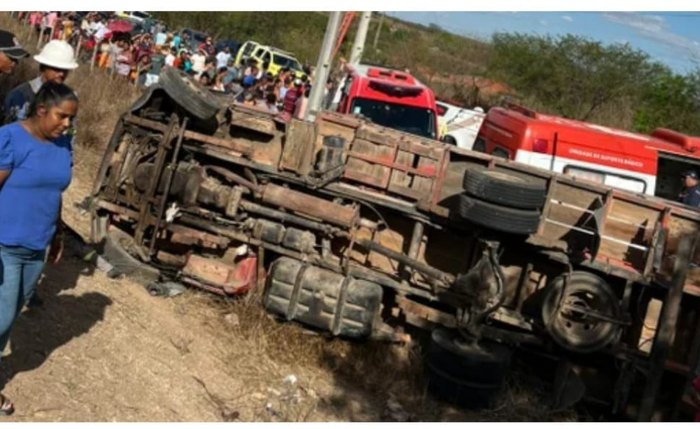 Caminhão tombou na pista após atropelar os seis trabalhadores