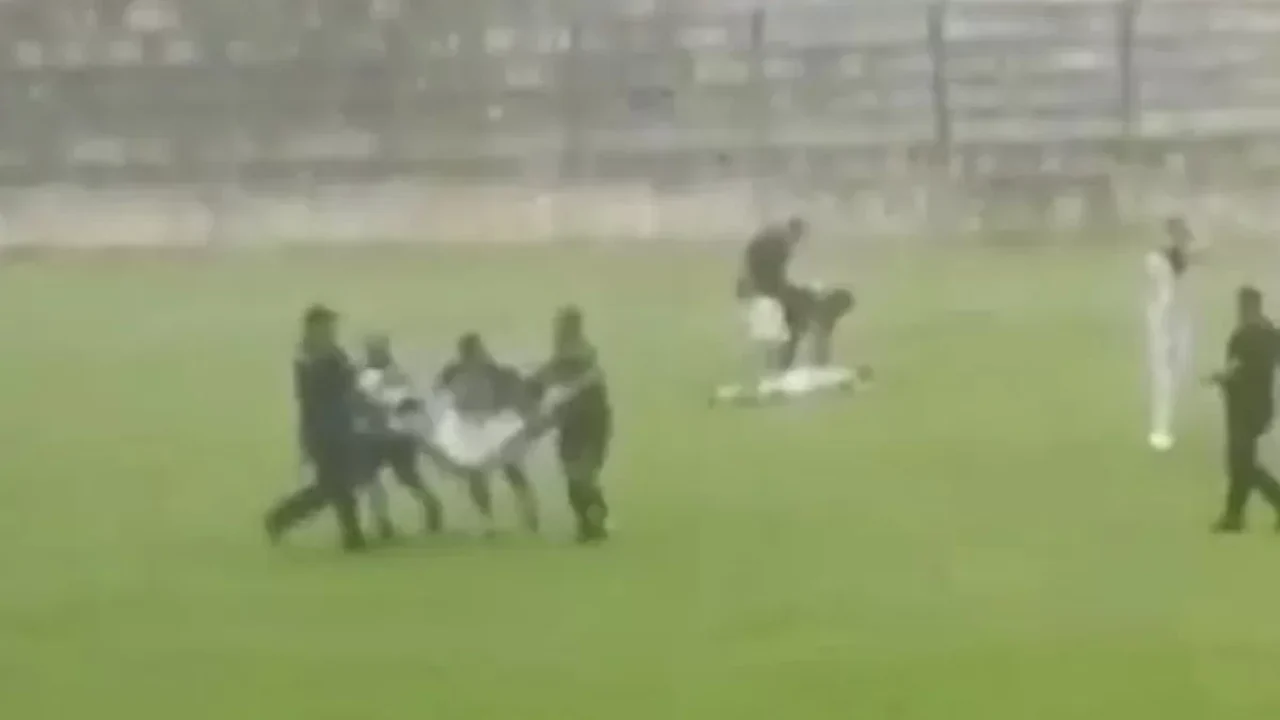 Jogador de futebol morre após ser atingido por raio na Indonésia; vídeo