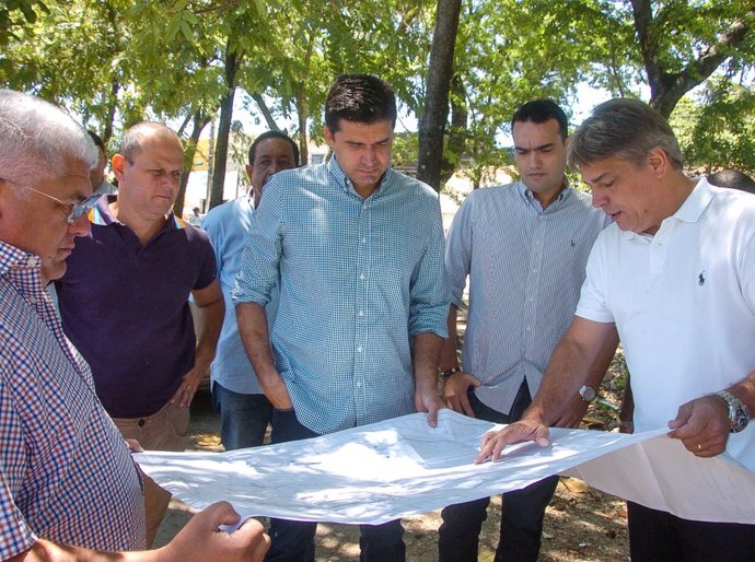 Prefeito Rui Palmeira vistoria obras de reurbanização no Joaquim Leão