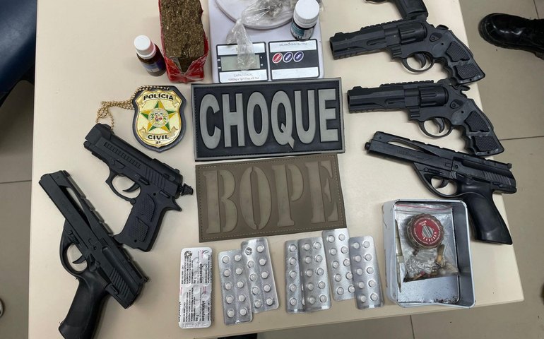 PM apreende drogas e simulacros de armas durante ação integrada em Viçosa