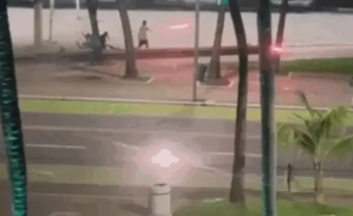 Envolvidos em guerra de rojões na orla de Maceió Envolvidos em guerra de rojões na orla de Maceió