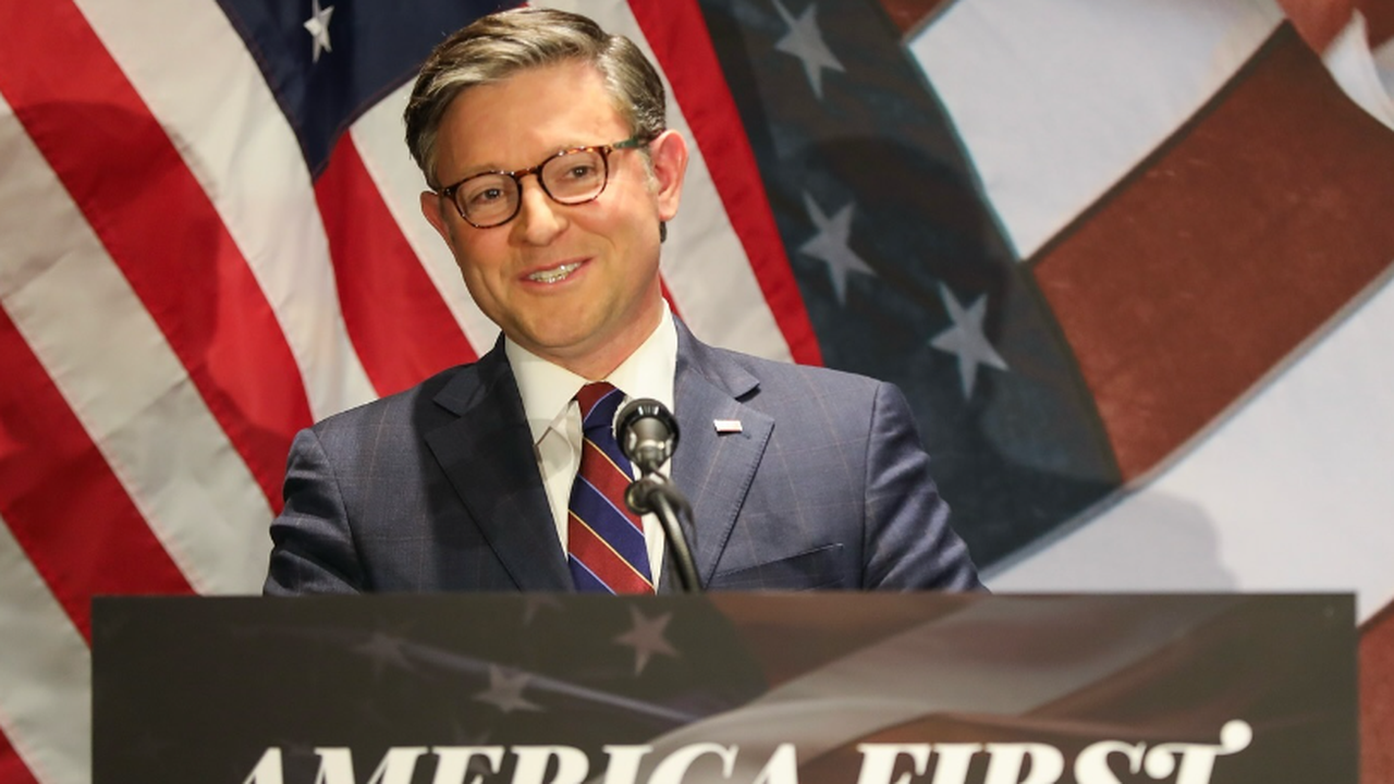 Mike Johnson é reeleito presidente da Câmara dos EUA em votação apertada