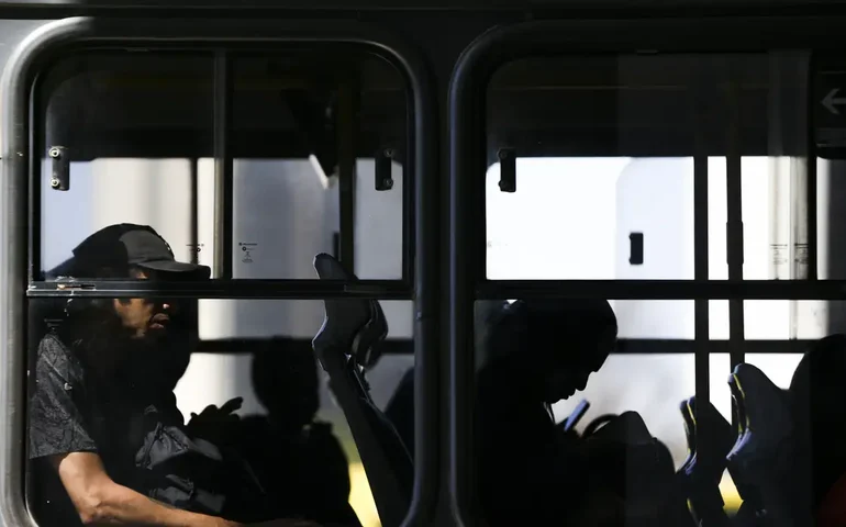 Homem é preso após quebrar janela de ônibus com caixa térmica