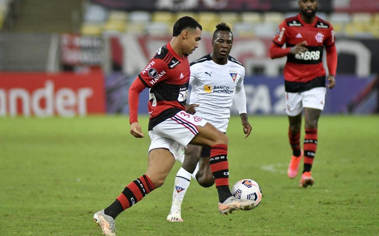Com um a menos, Flamengo arranca empate com LDU e vai às oitavas da Libertadores