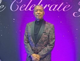 Morre Ron Kenoly, cantor gospel americano, aos 81 anos